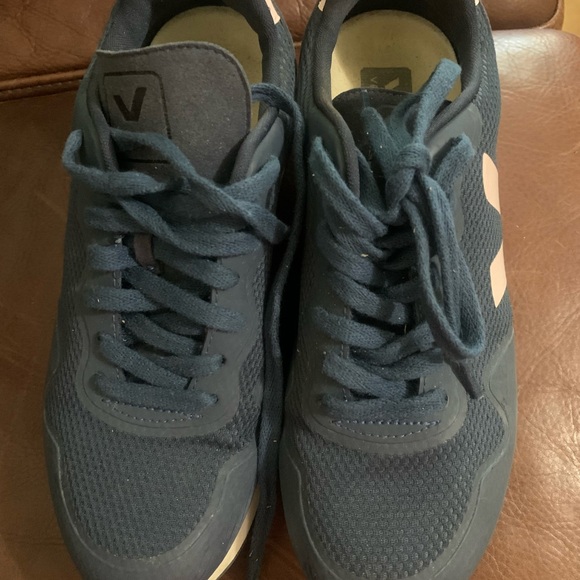 Tennis shoes - Picture 6 of 6